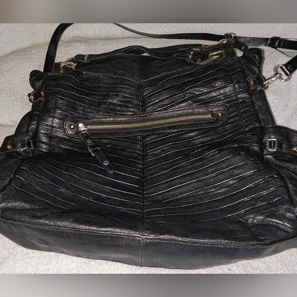 Junior Drake black Italian leather pleated shoulder bag. - Picture 9 of 13
